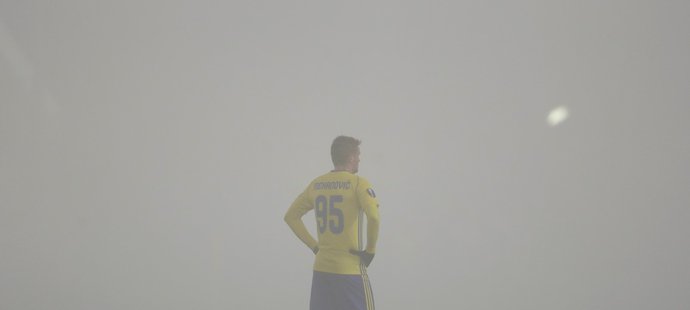 Mlha na olomouckém stadionu během duelu Evropské ligy mezi Zlínem a Kodaní