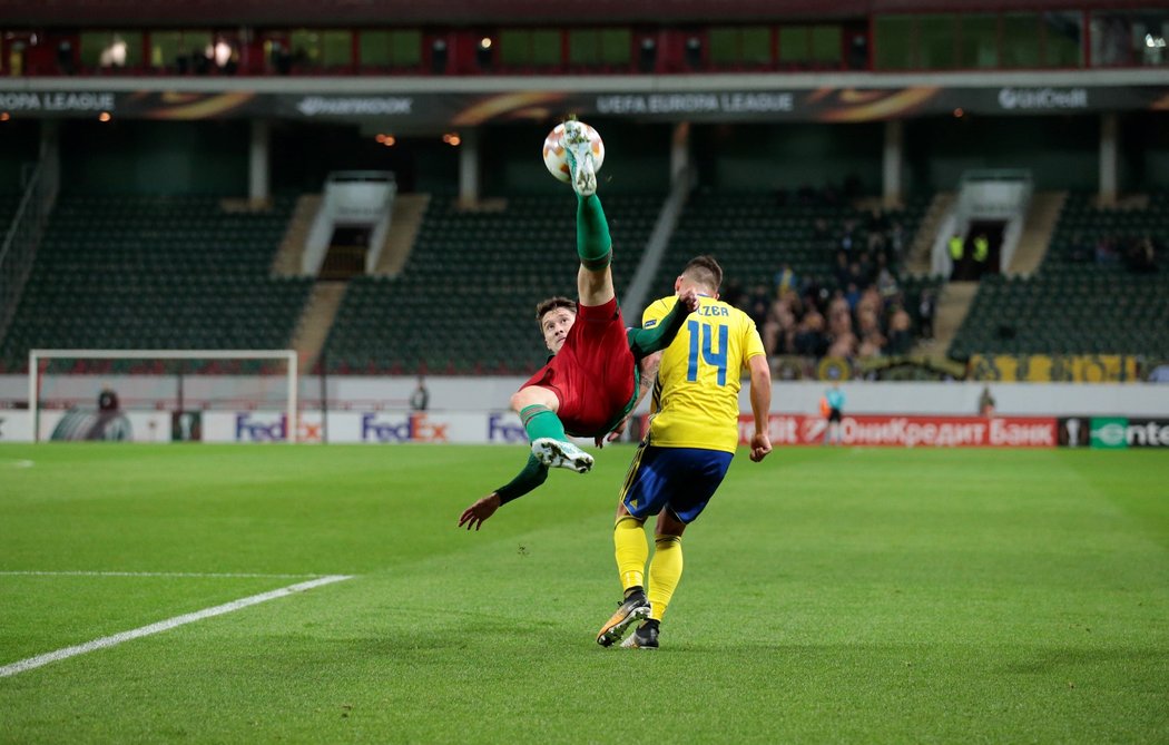 Zlínský Daniel Holzer v souboji s Alexejem Mirančukem