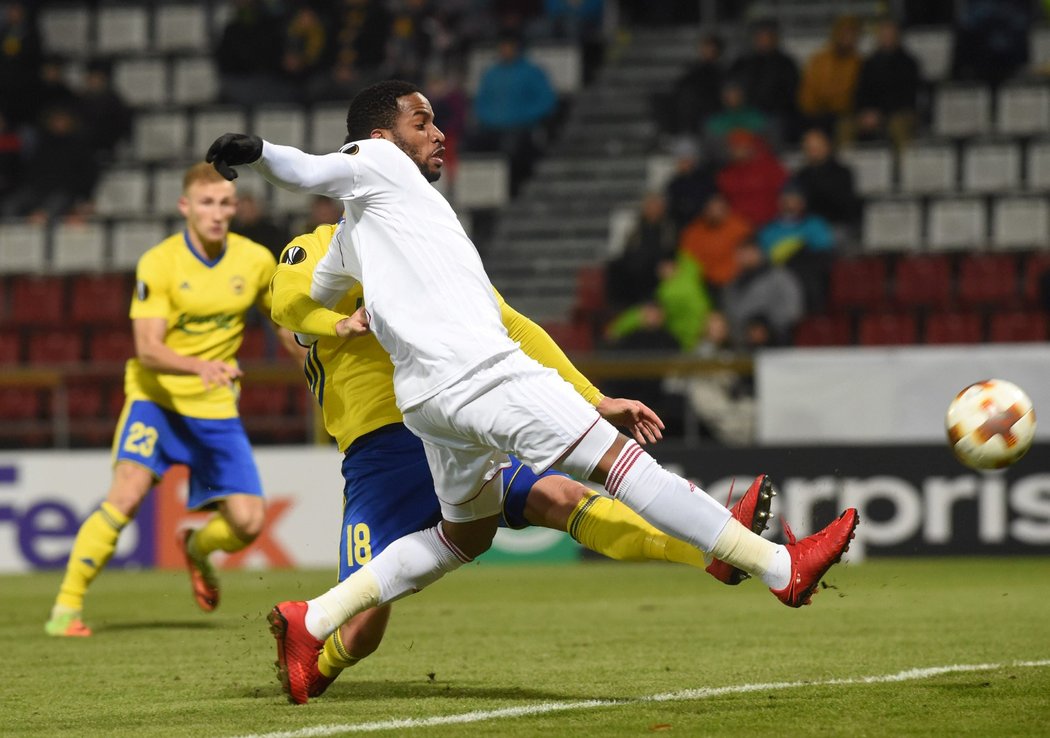 Jefferson Farfán se v souboji s Gajičem tlačí do zakončení