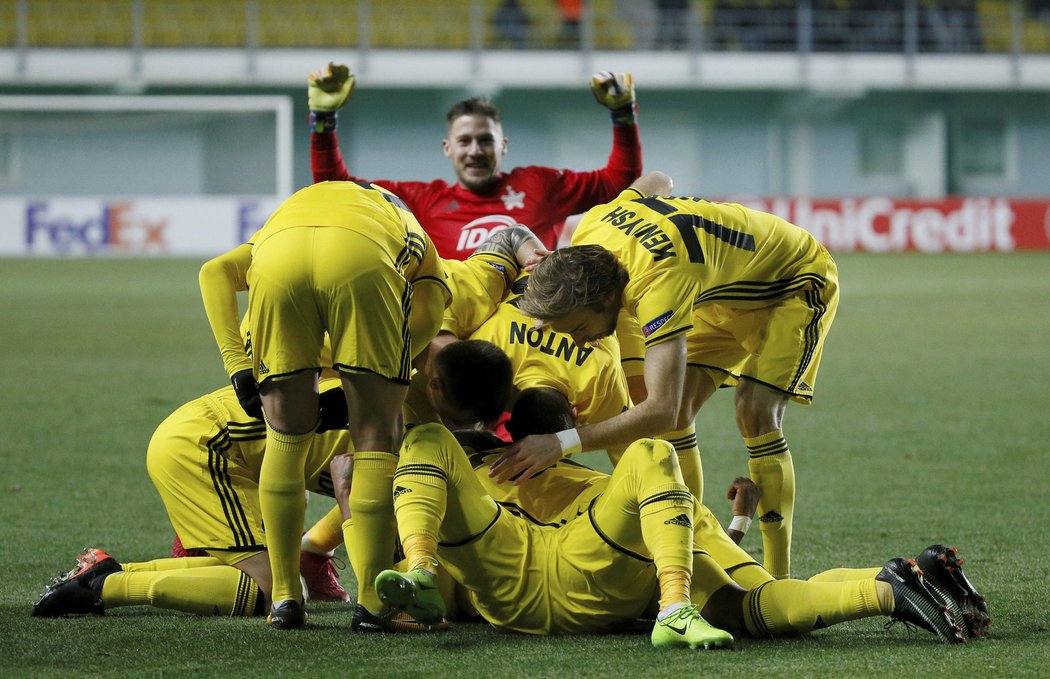 Fotbalisté Šeriffu Tiraspol se radují ze vstřelené branky v utkání proti Zlínu