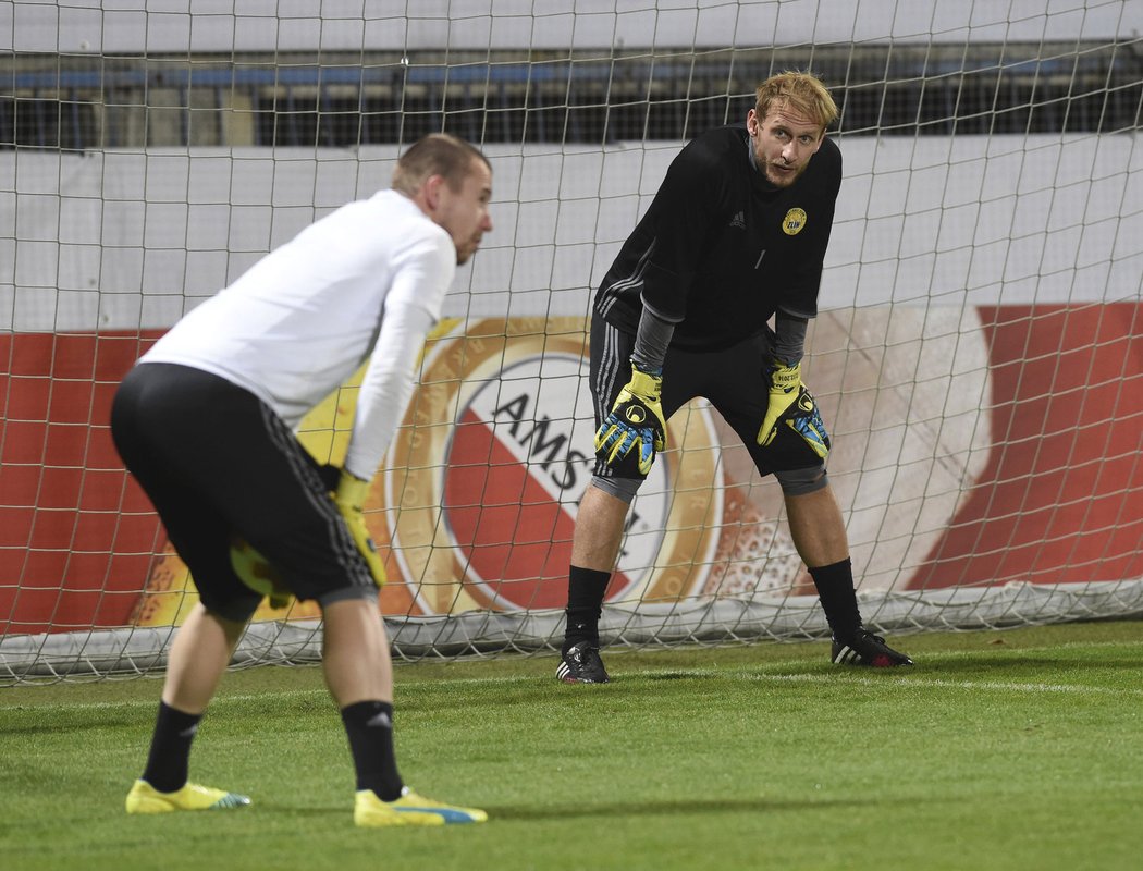 Brankáři Zdeněk Zlámal a Stanislav Dostál před zápasem Zlína s Kodaní