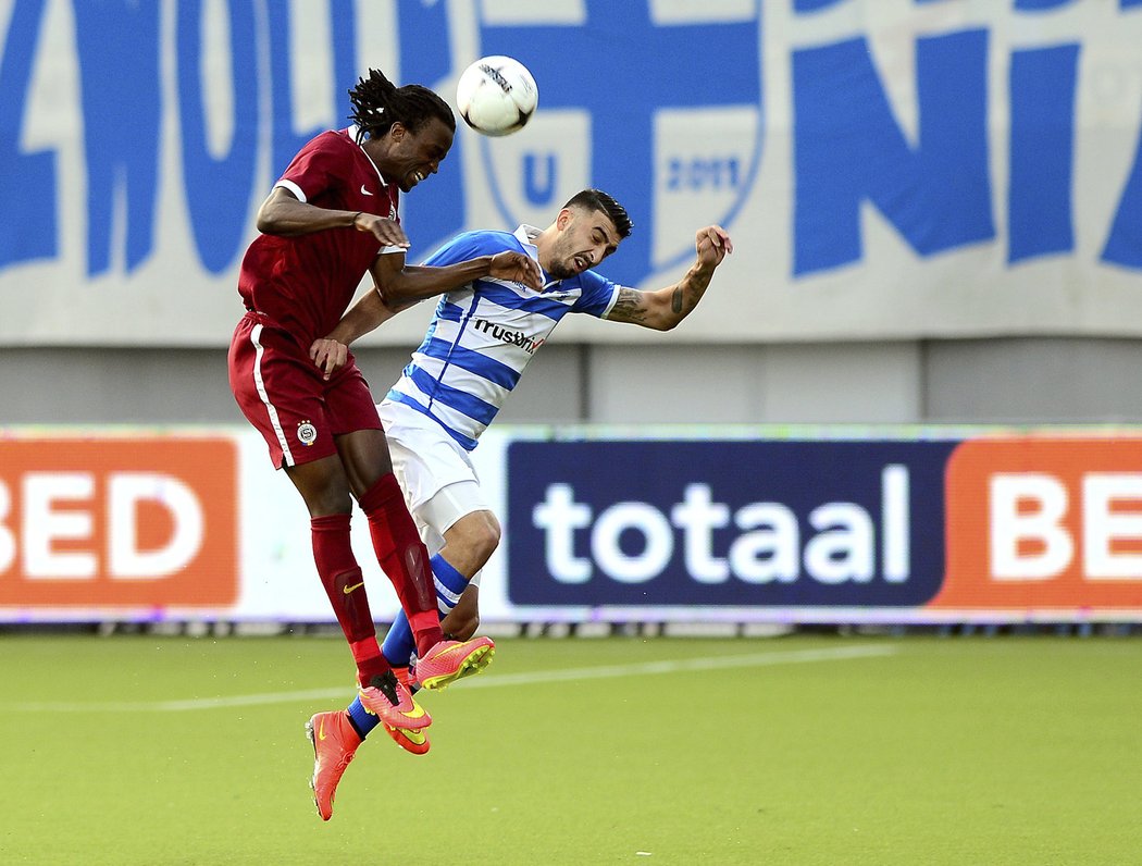 Sparťan Costa odhlavičkovává míč před Nikosem Loannidisem ze Zwolle