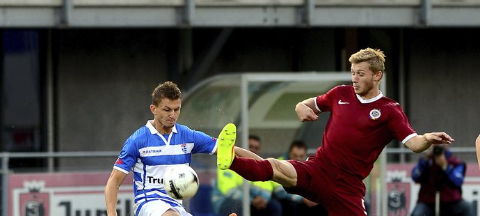 Sparťan Jakub Brabec (vpravo) bojuje o míč s Tomášem Necidem ze Zwolle