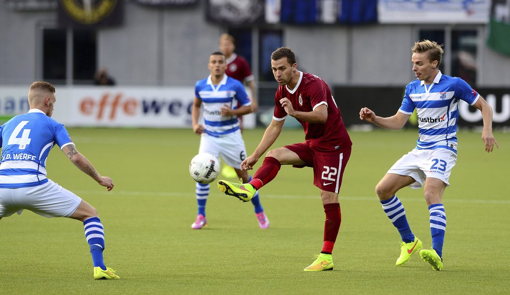 Josef Hušbauer se snaží vymyslet útočnou akci mezi dvěma soupeři ze Zwolle Maikelem van der Werffem (vlevo) a Benem Rienstrou