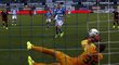 Brankář Sparty David Bičík chytá penaltu Maikelu van der Werffovi v zápase se Zwolle
