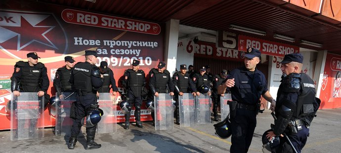 Policie před stadionem v Bělehradě.