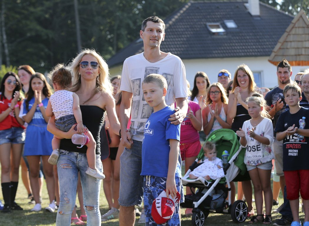 Takhle Marián Čišovský pózoval s rodinou v roce 2015 na charitativní akci...