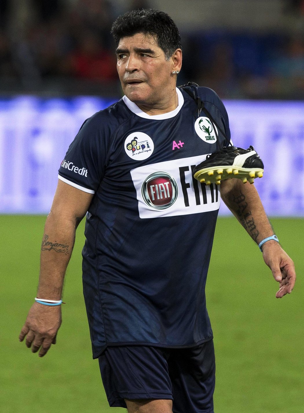 Argentinská legenda Diego Maradona se opět představil v Itálii na fotbalovém trávníku. Bývalá opora Neapole byla jednou z největších hvězd pondělního charitativního utkání v Římě, jehož se zúčastnily další osobnosti jako Roberto Baggio, Andrej Ševčenko či kouč Arséne Wenger.