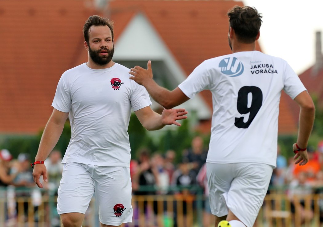 Na exhibici pro Nadaci Jakuba Voráčka si zahrál fotbal i Radko Gudas