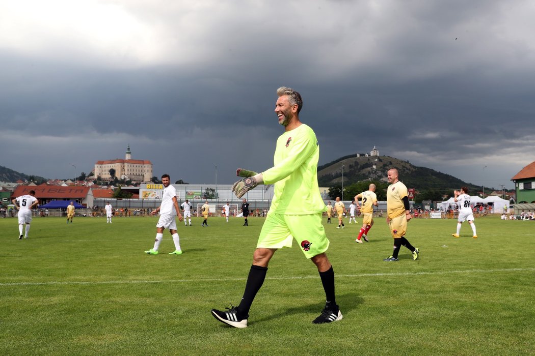 Z někdejšího vynikajícího hokejového útočníka Petra Nedvěda byl na exhibici pro Nadaci Jakuba Voráčka fotbalový brankář