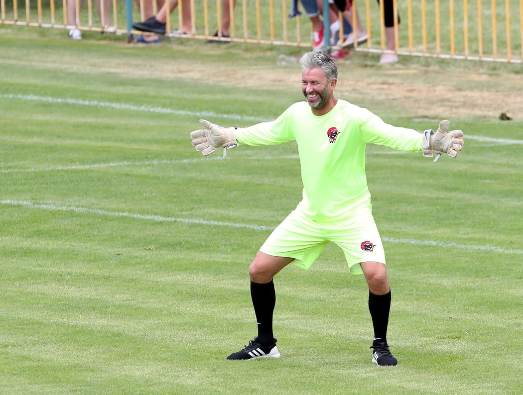 Při exhibičním fotbalovém utkání si do branky stoupl manažer české hokejové reprezentace Petr Nedvěd