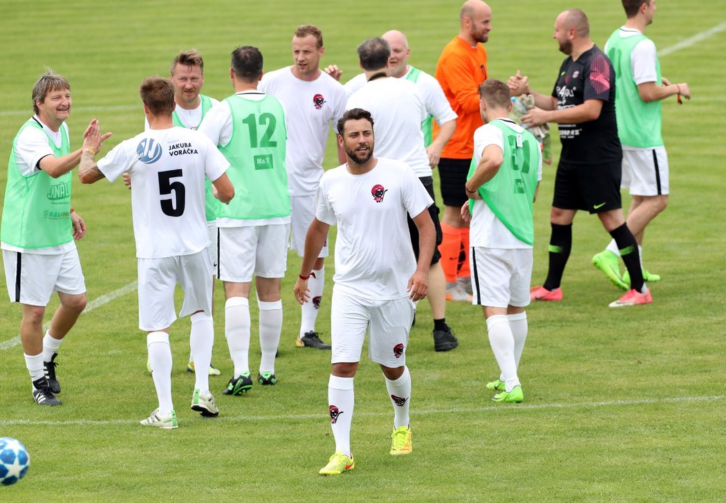 Hokejisté a slavné osobnosti, kteří si zahráli při fotbalové exhibici pro Nadaci Jakuba Voráčka