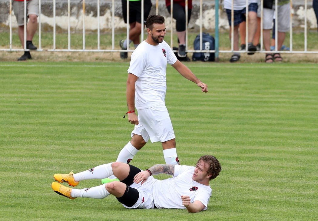 Hokejisté Petr Mrázek a David Pastrňák při exhibičním utkání Nadace Jakuba Voráčka