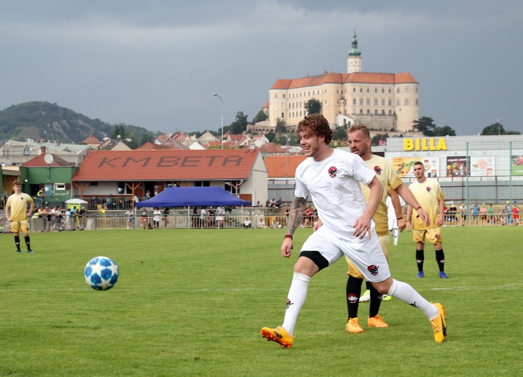 Vysmátý David Pastrňák při exhibičním fotbalovém utkání pro Nadaci Jakuba Voráčka