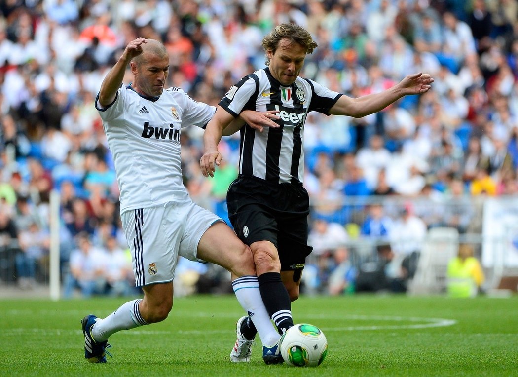 Český fotbalista Pavel Nedvěd má pořádnou výbornou fyzičku. O víkendu odehrál hned dva exhibiční duely. V dresu Juventusu si zahrál v Madridu proti legendám Realu Madrid. Na snímku bojuje s Francouzem Zidanem.