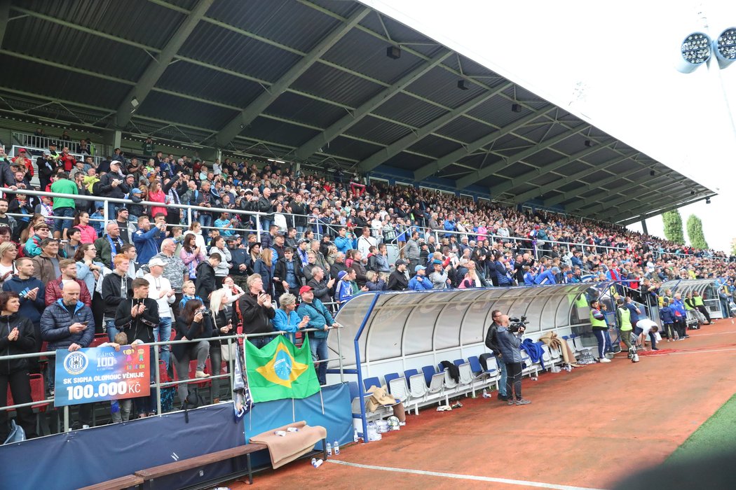 Zaplněná tribuna Androva stadionu