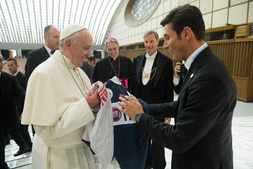 Zanetti předává pamětní dres