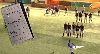 VIDEO: Dva gólmani, dvojité zdi. 11 profíků proti 22 amatérům!