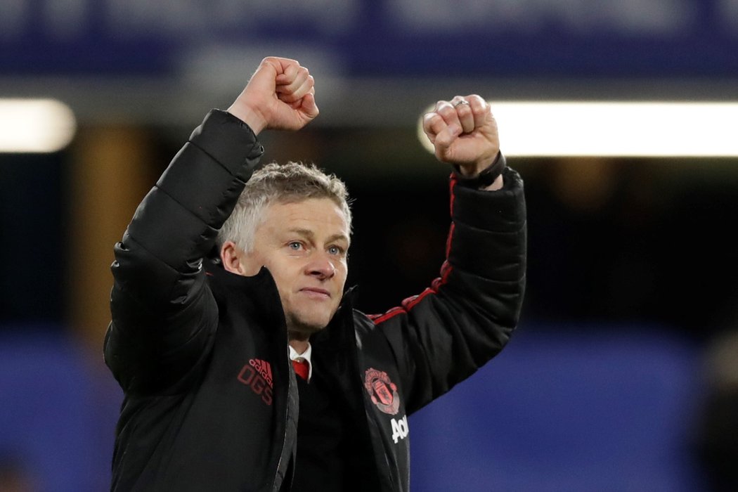 Trenér Manchesteru United Ole Gunnar Solskjaer oslavující vítězství v osmifinále FA Cupu nad Chelsea