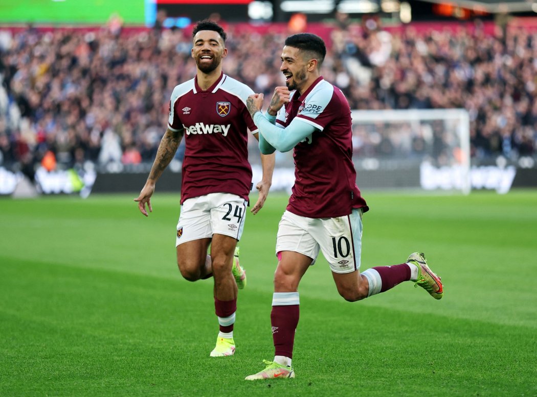 Záložník West Hamu Manuel Lanzini oslavuje branku v zápase FA Cupu proti Leedsu