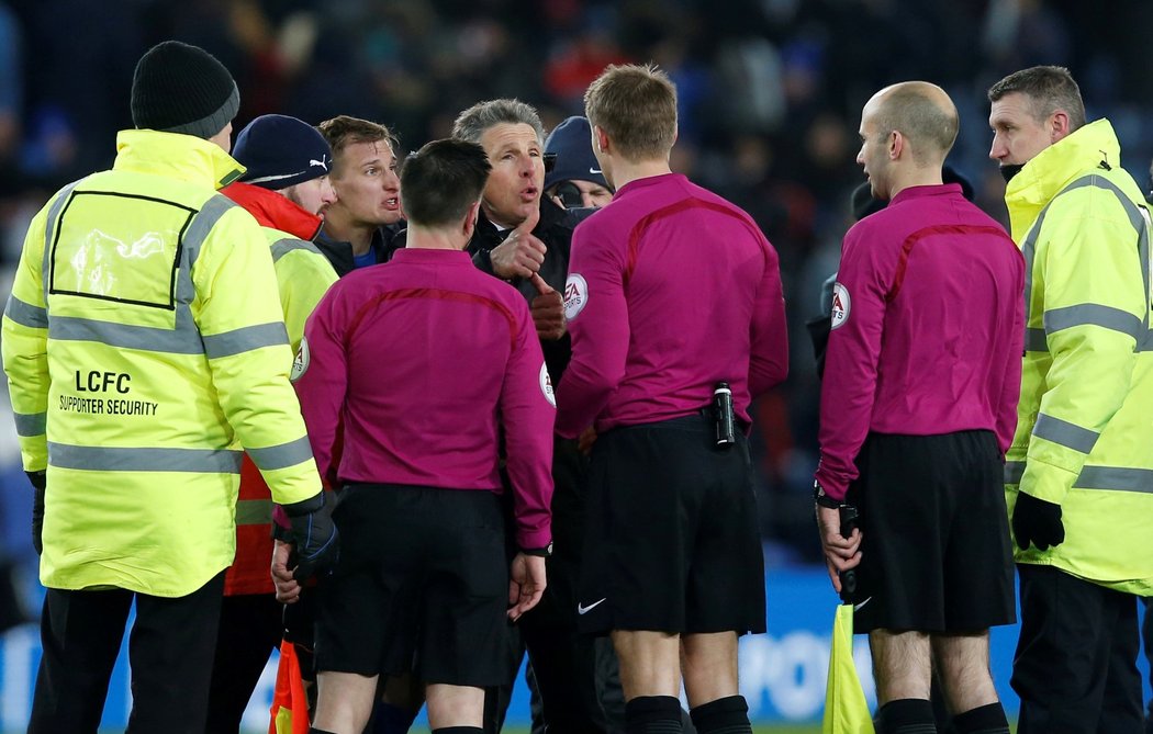 Trenér Leicesteru Claude Puel nebyl spokojen s výkonem sudího