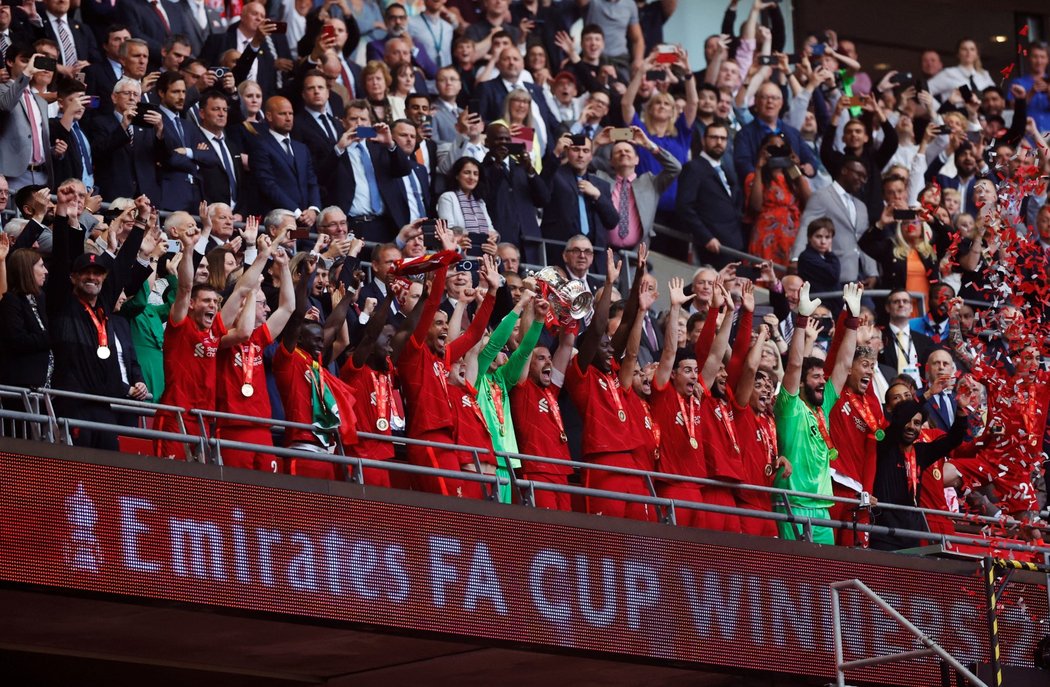 Fotbalisté Liverpoolu slaví zisk FA Cupu