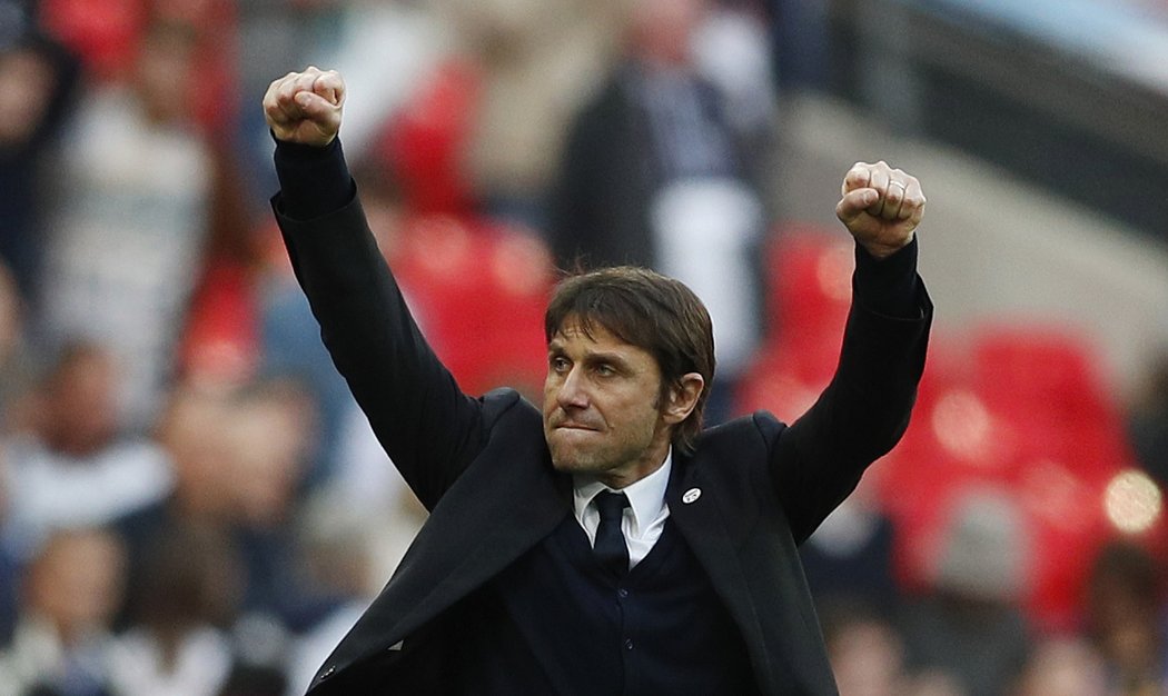 Antonio Conte má šanci získat ve své premiérové sezoně v Anglii s Chelsea double