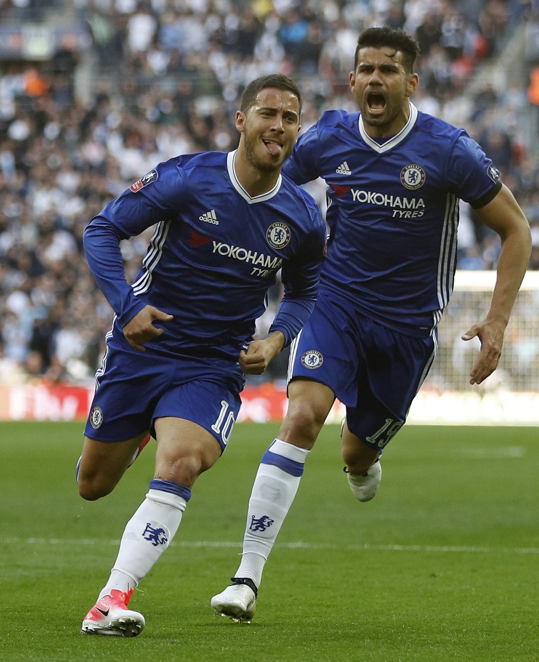 Střídající Eden Hazard oslavuje gól na 3:2