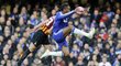 Útočník Chelsea Didier Drogba v souboji se soupeřem z Bradfordu v utkání FA Cupu. Chelsea prohrála překvapivě 2:4.
