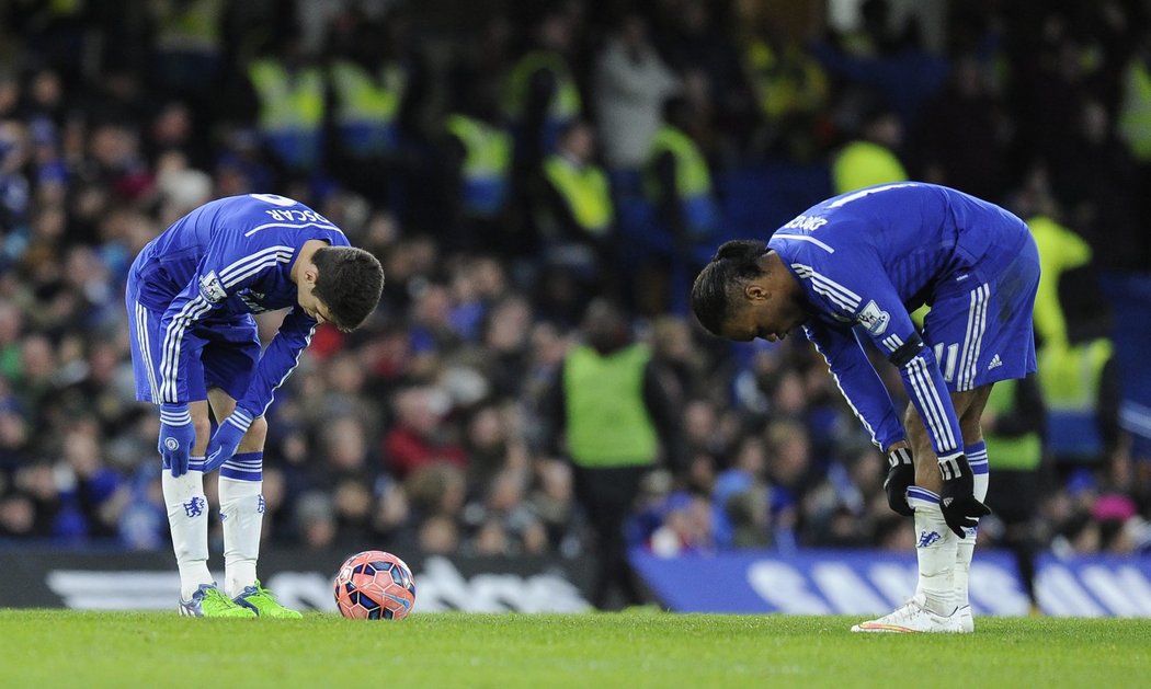 Fotbalisté Chelsea Oscar a Didier Drogba neskrývají zklamání poté, co favorit z Londýna dostal v FA Cupu čtyři branky od Bradfordu