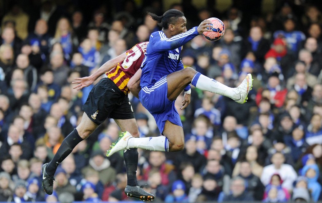 Útočník Chelsea Didier Drogba v souboji se soupeřem z Bradfordu v utkání FA Cupu. Chelsea prohrála překvapivě 2:4.