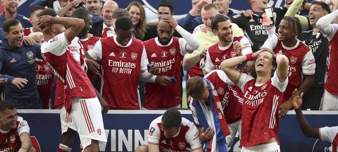 Spoluhráči se chytají za hlavu poté, co Pierre-Emerick Aubemeyang upustil FA Cup