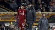 Kouč Liverpoolu Jürgen Klopp objímá ještě ne 17letého Ki-Jana Hoevera v zápase proti Wolverhamptonu