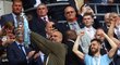 Trenér City Pep Guardiola slaví triumf v FA Cupu s trofejí