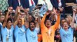 Kapitán City Ilkay Gündogan dvěma góly ve finále proti United rozhodl a zvedl nad hlavu FA Cup