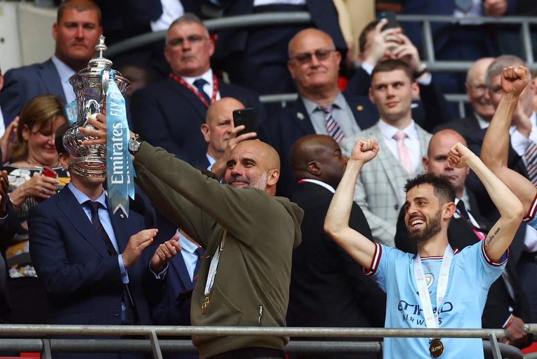 Trenér City Pep Guardiola slaví triumf v FA Cupu s trofejí
