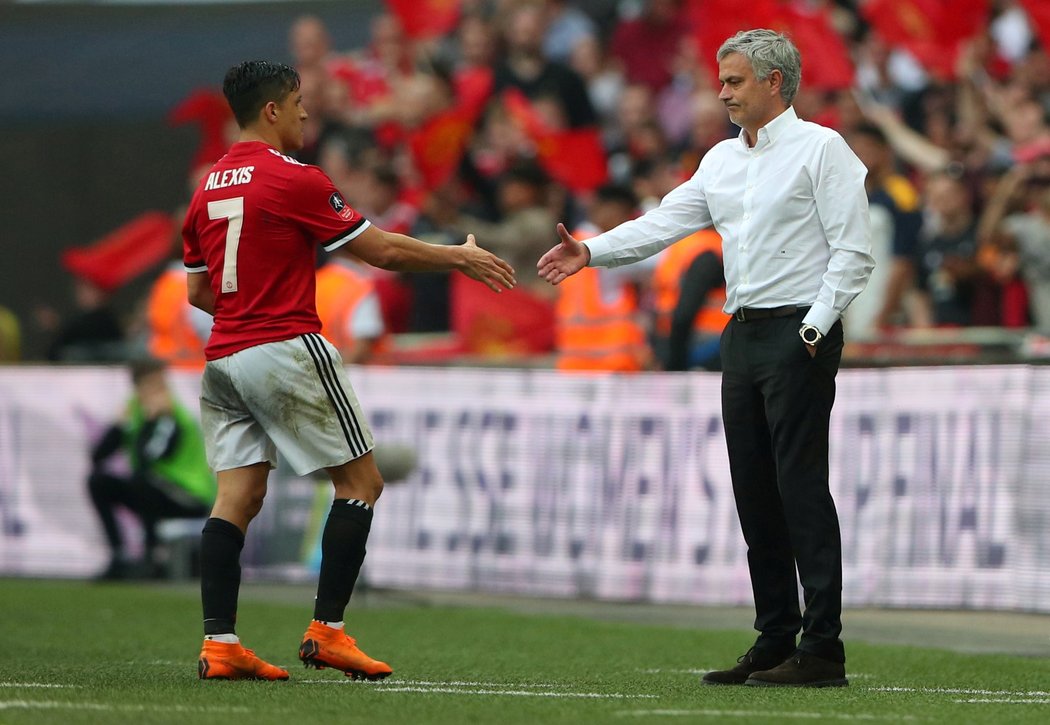 Vítězné plácnutí v podání dvojice Alexis-Mourinho