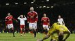 Spasitel Manchesteru United. Wayne Rooney proměnil penaltu a "rudí ďáblové" díky brance v nastavení vyhráli nad Sheffieldem United 1:0.