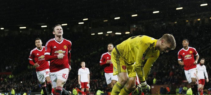 Spasitel Manchesteru United. Wayne Rooney proměnil penaltu a "rudí ďáblové" díky brance v nastavení vyhráli nad Sheffieldem United 1:0.