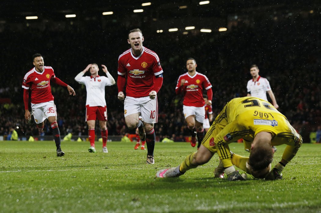 Spasitel Manchesteru United. Wayne Rooney proměnil penaltu a &#34;rudí ďáblové&#34; díky brance v nastavení vyhráli nad Sheffieldem United 1:0.