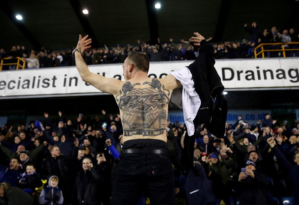 Fanoušci Millwallu během osmifinále FA Cupu proti Evertonu