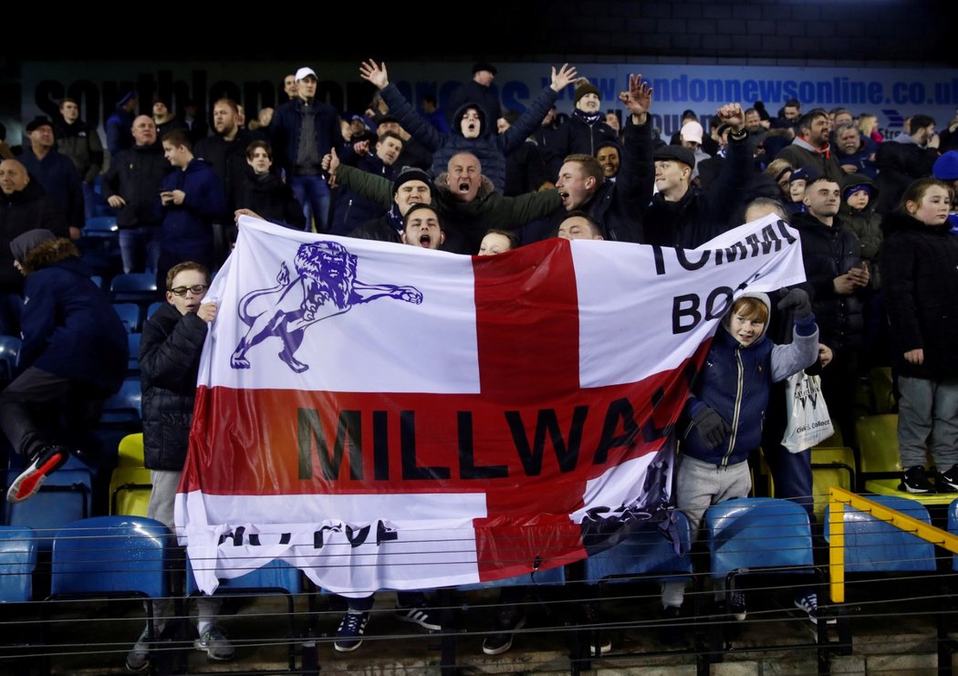 Fanoušci Millwallu během osmifinále FA Cupu proti Evertonu