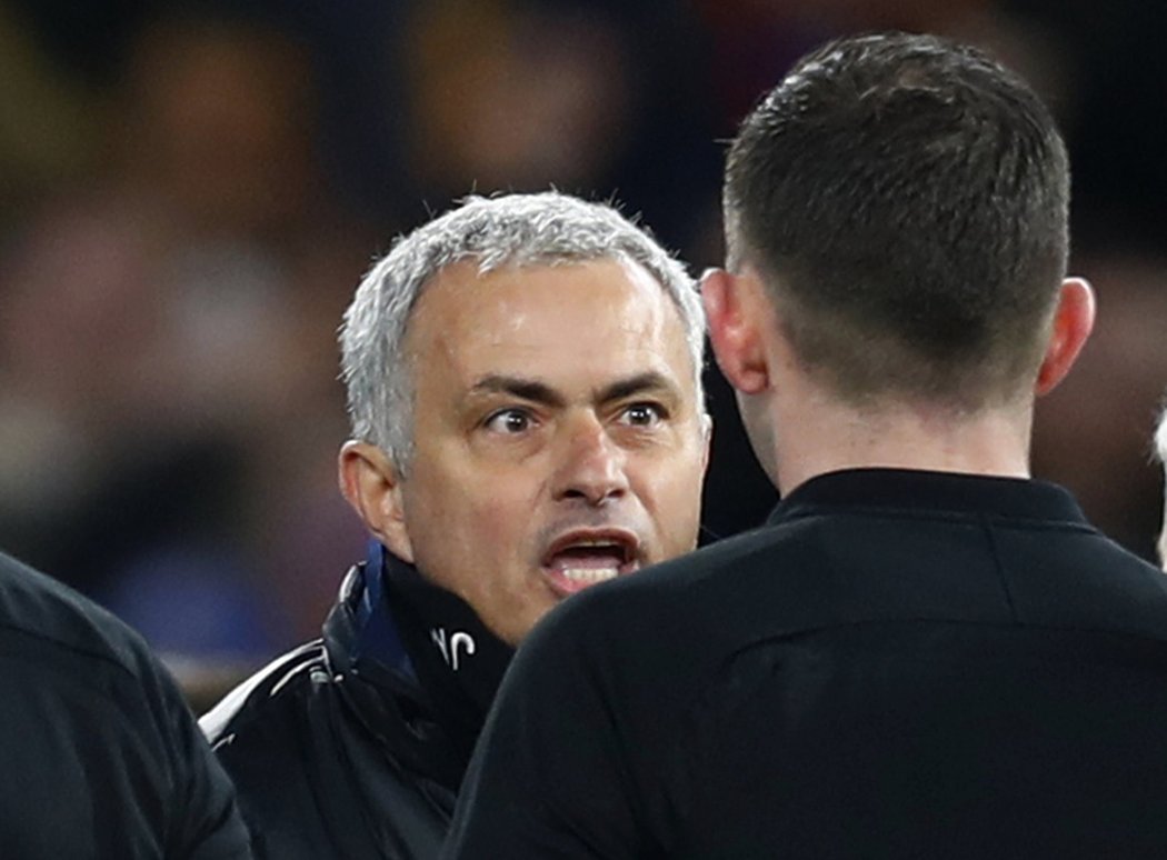 José Mourinho směřoval po zápase pár slov rozhodčímu Oliverovi