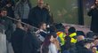 Záložník Tottenhamu Eric Dier vběhl po vyřazení v FA Cupu mezi diváky. Vrhl se za mužem, který napadl jeho bratra