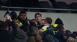 Záložník Tottenhamu Eric Dier vběhl po vyřazení v FA Cupu mezi diváky. Vrhl se za mužem, který napadl jeho bratra