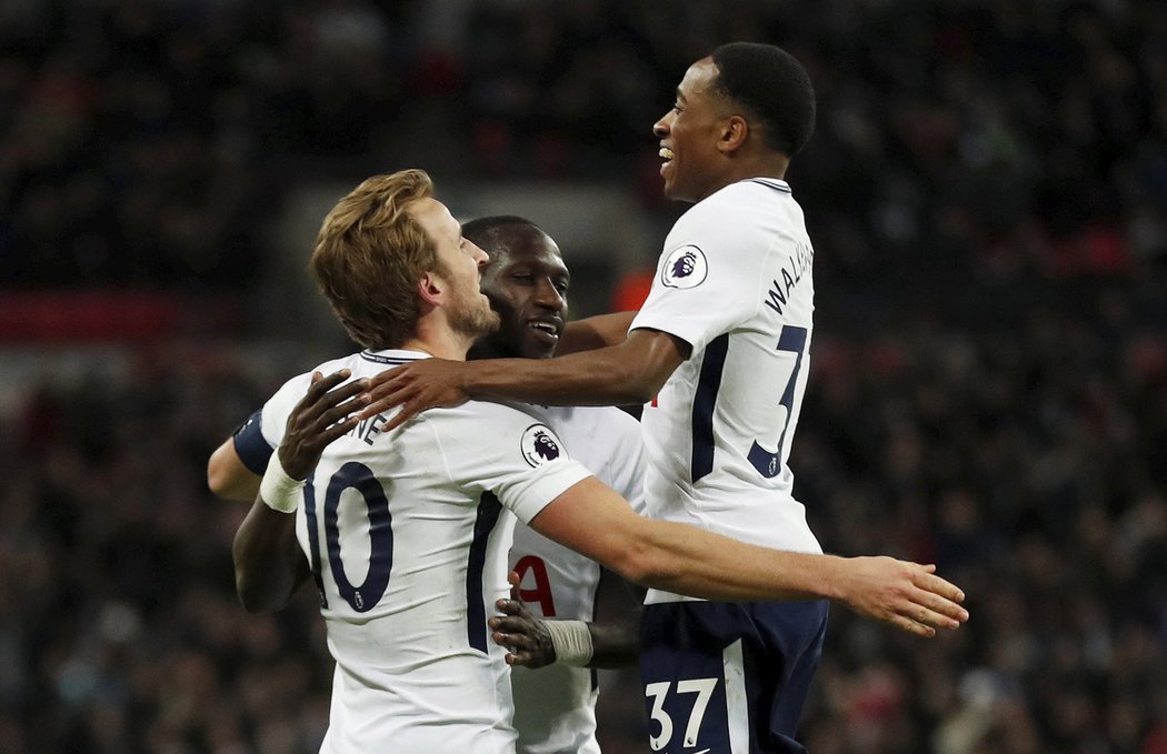 Kyle Walker-Peters v oslavách skáče na Harryho Kanea