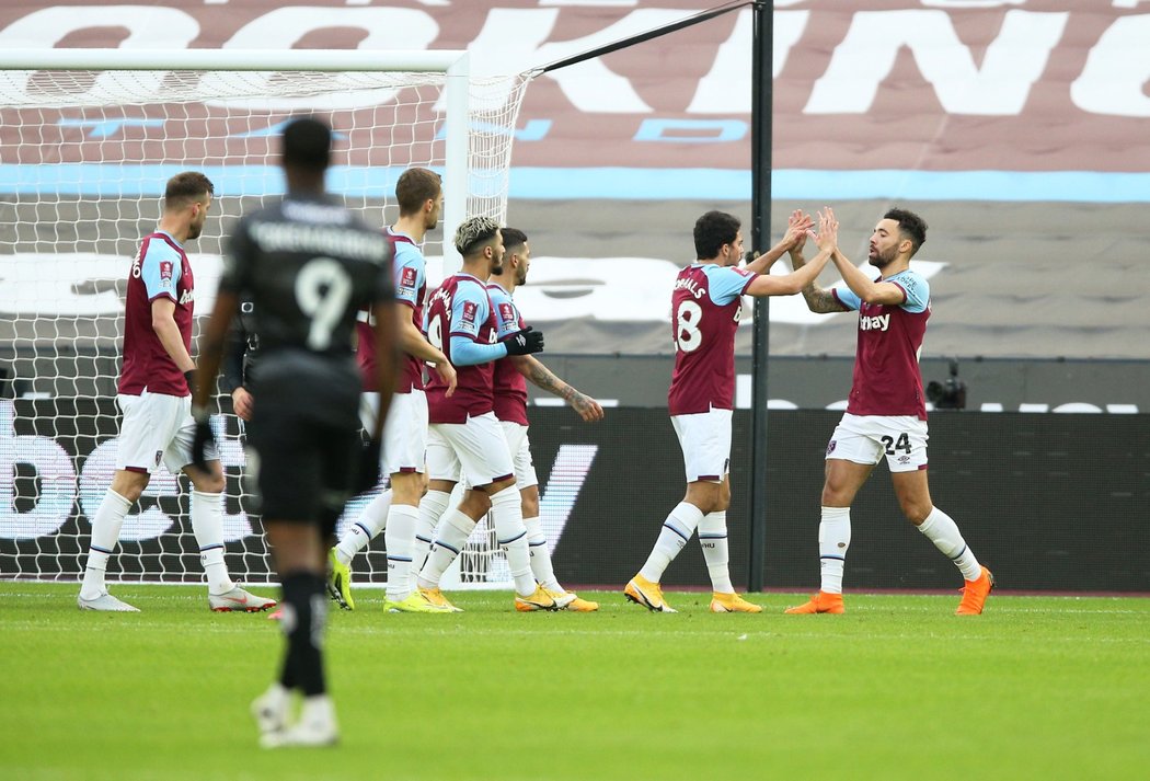 Radost hráčů West Hamu po gólu Pabla Fornalse v FA Cupu proti Doncasteru