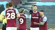 Fotbalisté West Hamu oslavují gól Andrije Jarmolenka v FA Cupu proti Doncasteru