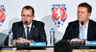 Berbr ven? To je málo! Všichni přece věděli, jak je fotbal znásilňován