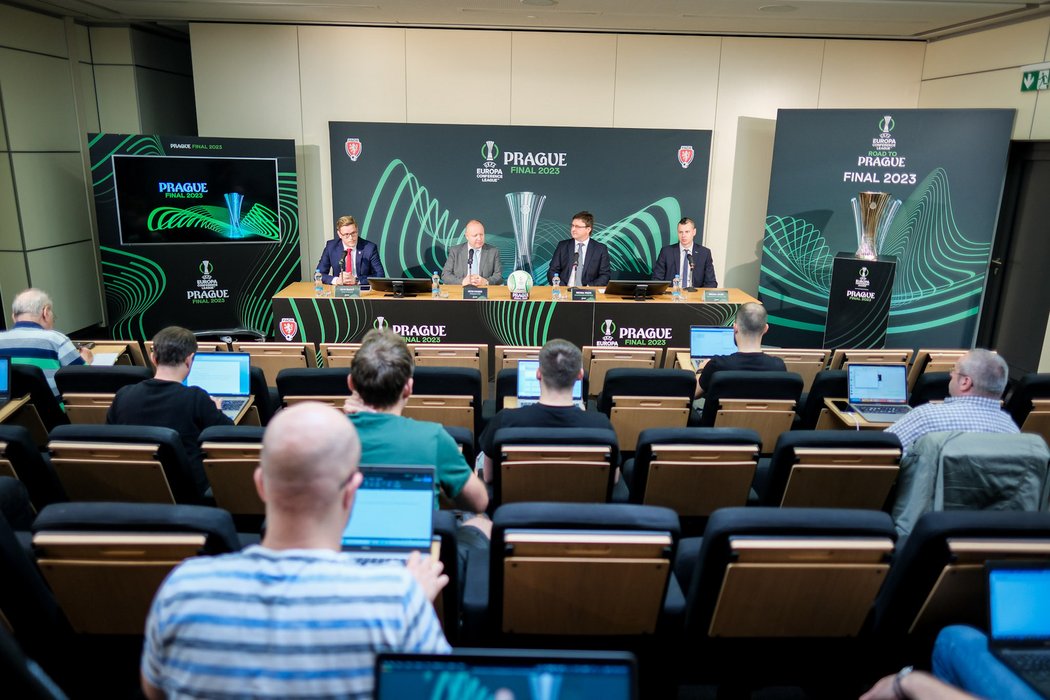 Tisková konference před finále Konferenční ligy v Praze